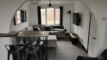 Apartment, 1 Bedroom | Living room | Books
