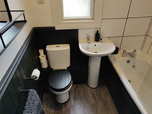 Apartment, 1 Bedroom | Bathroom amenities