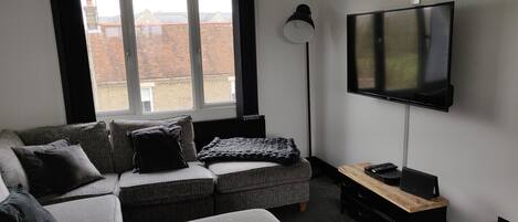 Apartamento, 1 quarto | Sala de estar | Livros