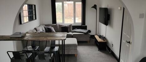 Apartment, 1 Schlafzimmer | Wohnzimmer | Bücher