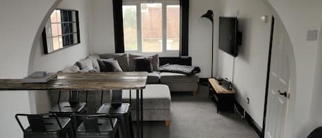 Appartement, 1 chambre | Salle de séjour | Livres