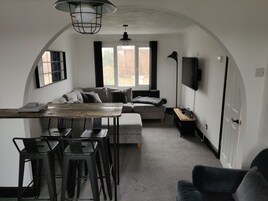 Apartamento, 1 quarto | Sala de estar | Livros