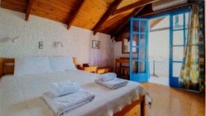 Ein Zimmer mit einem Bett, einem Schreibtisch und einem Fenster.