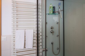 Apartment, 3 Schlafzimmer, barrierefrei, Raucher | Dusche im Bad