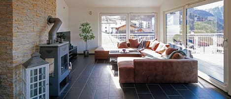 Apartment, 3 Bedrooms, Accessible, Smoking | Living area