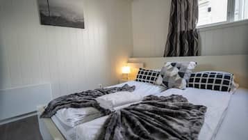 Apartment, 2 Bedrooms, Smoking | 2 bedrooms, iron/ironing board, free WiFi