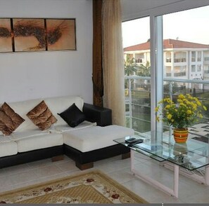 Condo, 3 Bedrooms, Smoking, Balcony | Interior