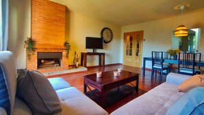 Living area - Casa Rural Con Espectaculares Vistas Al Lago (San Martin de Valdeiglesias)