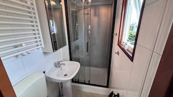 Bungalow, 2 Bedrooms, Balcony | Bathroom | Shower, towels
