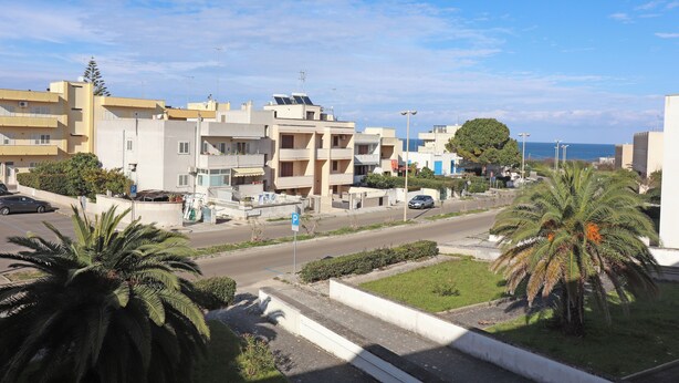 A residential area with modern buildings, a road, and a palm tree. - Casa Lucia Sea Breeze, Comfort and Relaxation by the Otranto Lighthouse (Otranto)