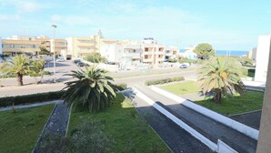 A residential area with buildings, palm trees, and a road. - Casa Lucia Sea Breeze, Comfort and Relaxation by the Otranto Lighthouse (Otranto)