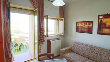 House, 1 Bedroom, Balcony, City View | Living area