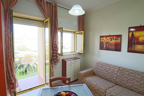 Ferienhaus, 1 Schlafzimmer, Balkon, Stadtblick | Wohnbereich
