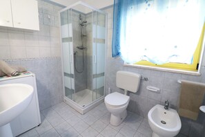 House, 1 Bedroom, Balcony, City View | Bathroom