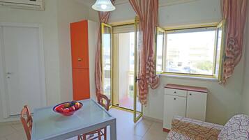 House, 1 Bedroom, Balcony, City View | Dining