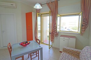 House, 1 Bedroom, Balcony, City View | Dining