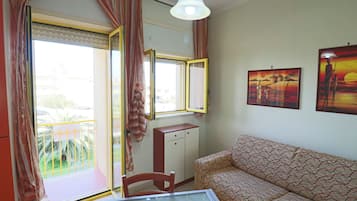 Ferienhaus, 1 Schlafzimmer, Balkon, Stadtblick | Wohnbereich