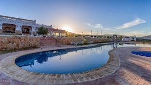 Habitación, 1 habitación, accesible para personas con discapacidad, chimenea | Piscina | Una piscina cubierta