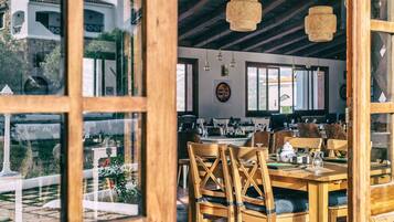 Room, 1 Bedroom, Accessible, Fireplace | Dining room