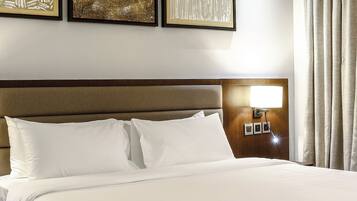 Minibar, värdeförvaringsskåp på rummet och skrivbord