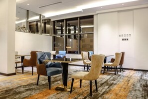 Desayuno buffet diario (SAR 30 por persona)