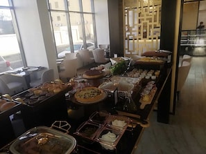 Petit déjeuner buffet servi tous les jours en supplément