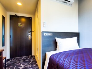 Desk, free WiFi, bed sheets - HOTEL LiVEMAX Yokohama Stadium Mae (Yokohama)