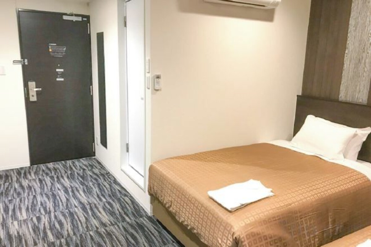 Escritorio, wifi gratis, ropa de cama