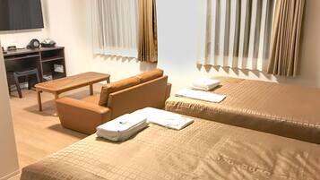 Escritorio, wifi gratis y ropa de cama