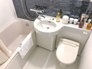 Kombinasi shower/bathtub dan perlengkapan mandi gratis