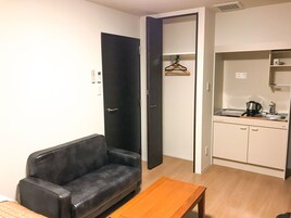 Escritorio, wifi gratis, ropa de cama