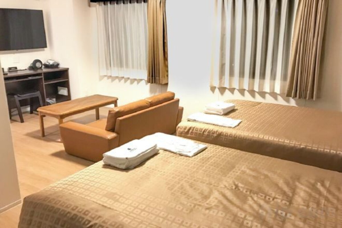 Escritorio, wifi gratis, ropa de cama
