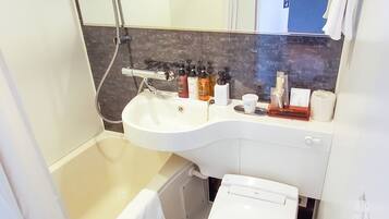 Kombinasi shower/bathtub dan perlengkapan mandi gratis