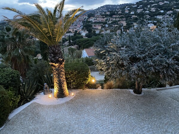 Property grounds - Standing Villa (independent ground floor) + swimming pool / Cavalaire / Air conditioning. Near St-Tropez. IDEAL FAMILY (Cavalaire sur mer)