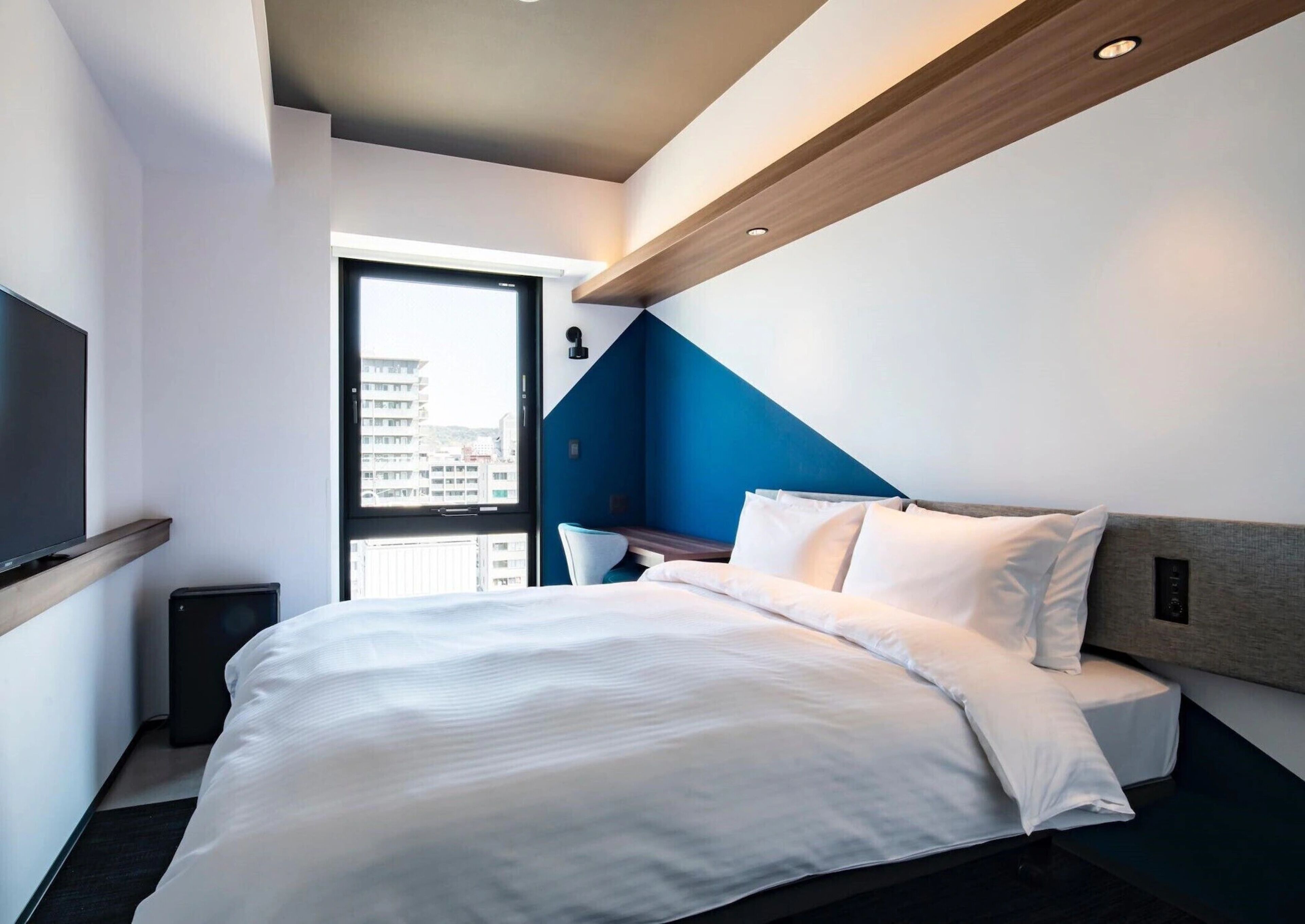 Een kluis op de kamer, een bureau, verduisterende gordijnen