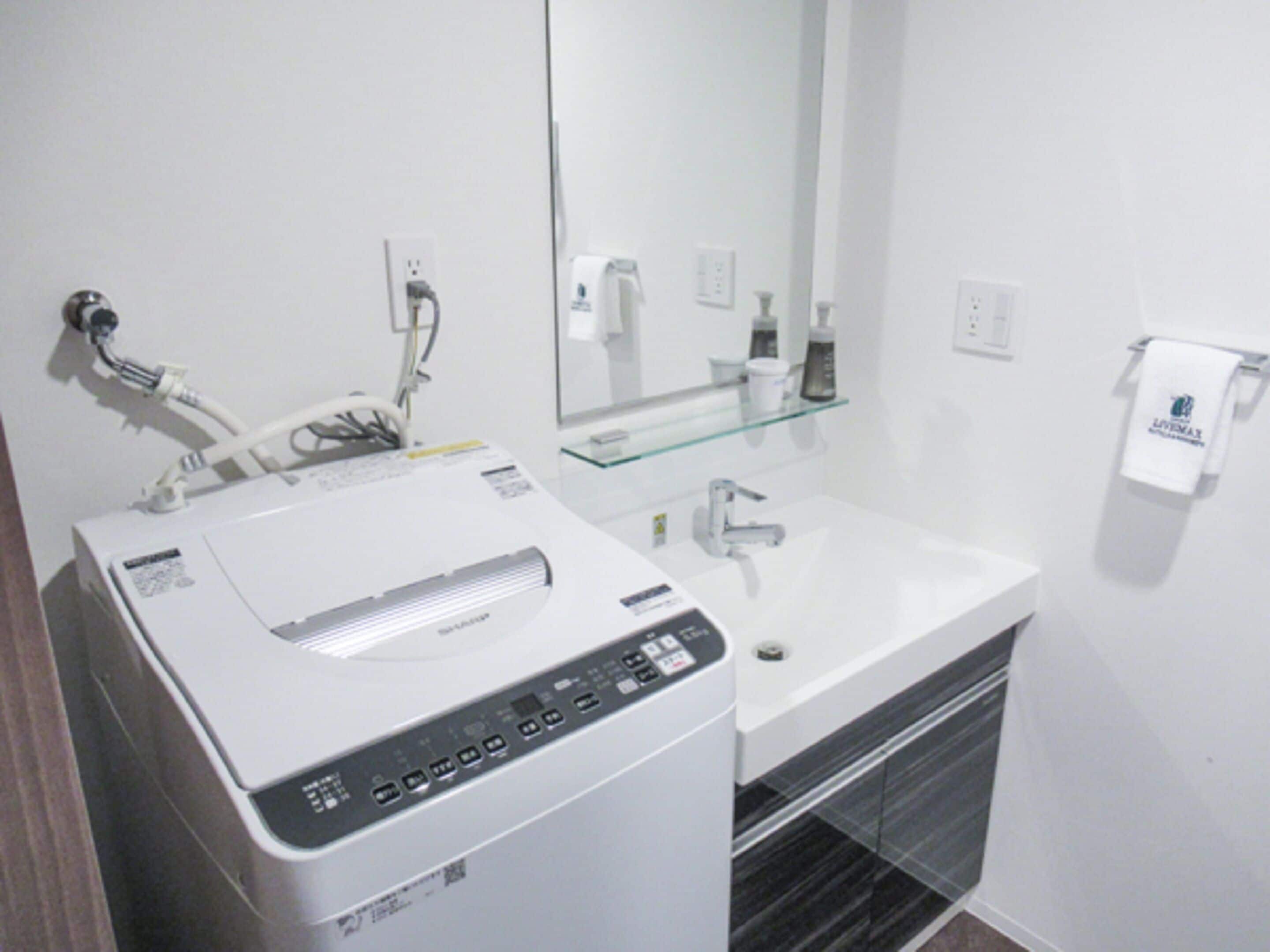 combined shower/bathtub, free toiletries, hair dryer, slippers