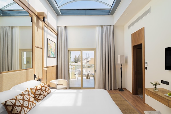 Executive Suite, Hot Tub, Executive Level