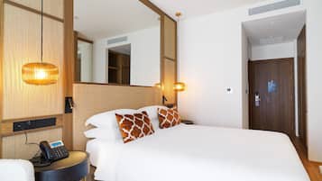 1 habitación, cubrecamas, minibar y caja de seguridad en la habitación