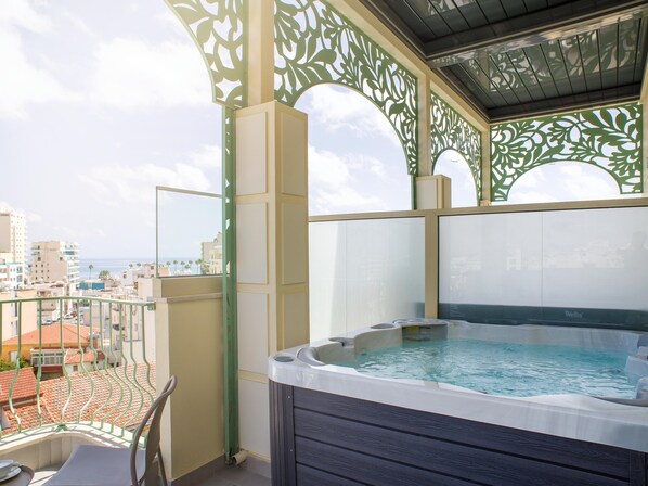 Suite Exécutive, bain à remous, niveau Exécutif | Vue de la chambre