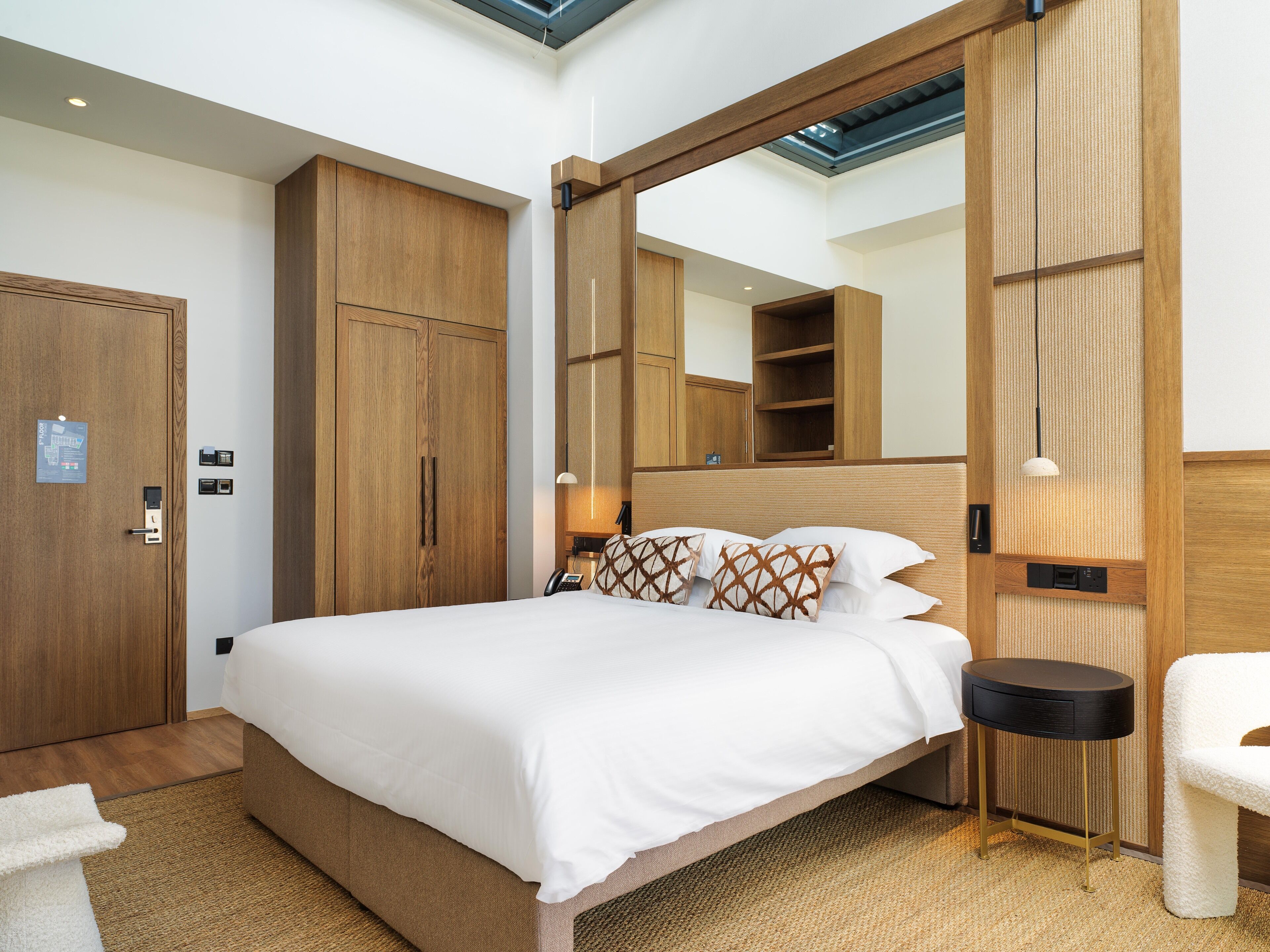 Executive tweepersoonskamer, hot tub, op Executive-verdieping | Donzen dekbedden, een minibar, een kluis op de kamer