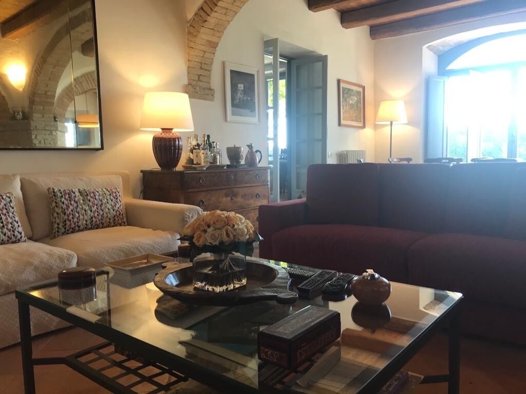 Smart TV, lareira, pebolim, mesa de pingue-pongue