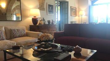 Smart TV, lareira, pebolim, mesa de pingue-pongue