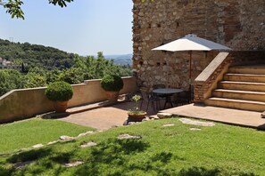 Outdoor dining - Stunning villa with private pool close to Rome in the Sabine countryside (Roccantica)