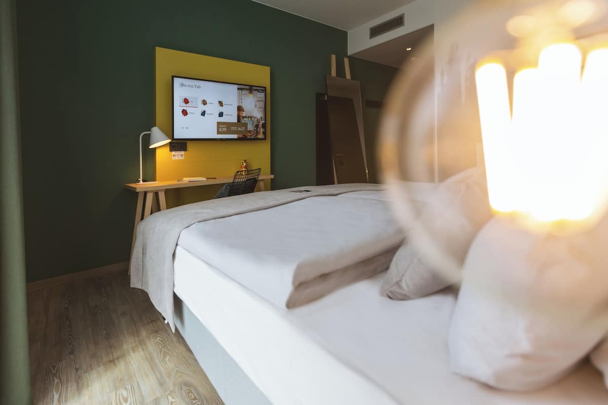 Peti besi dalam bilik, kalis bunyi, Wi-fi percuma, cadar katil