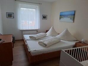 1 bedroom, travel crib, WiFi