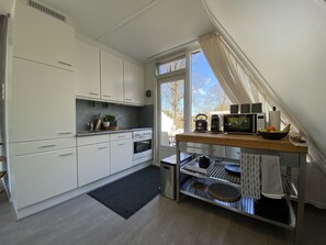 Een koelkast, een magnetron, een oven, een koffiezetapparaat/waterkoker