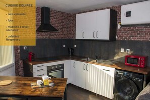 Réfrigérateur, micro-ondes, four, plaque de cuisson