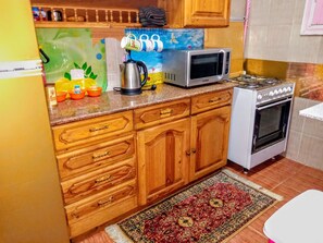 Kühlschrank, Mikrowelle, Ofen, Herdplatte