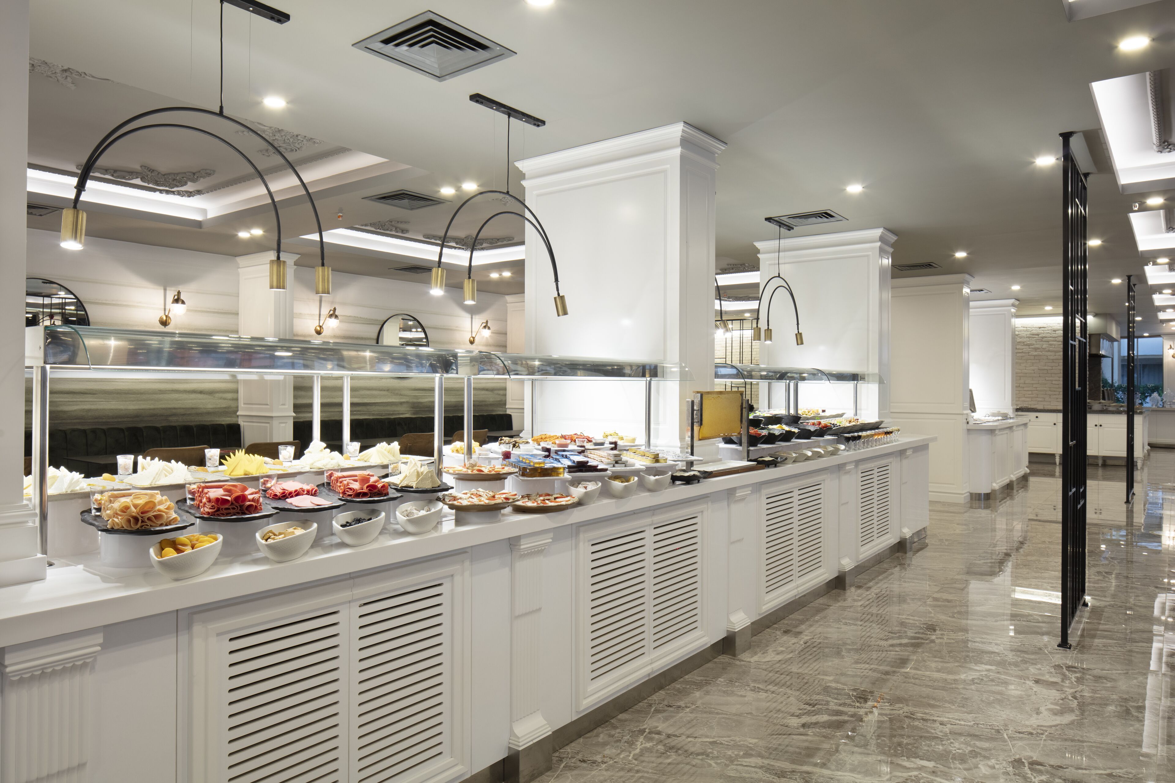 Un espace buffet proposant une grande variété de plats, avec un aménagement moderne et épuré.