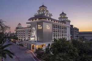 Un hotel moderno con múltiples torres y un llamativo letrero de 'Blue Marlin'.